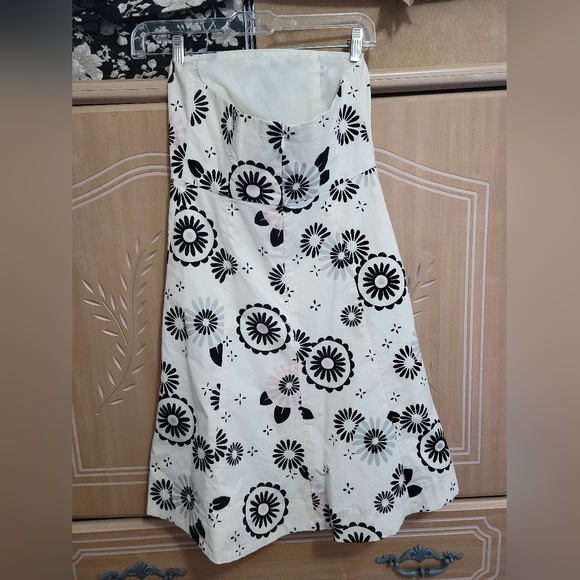 Gap Strapless dress. Cream print. Back zipper Size 1. - Picture 2 of 3